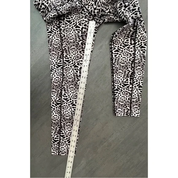 Betsey Johnson Performance Snow Leopard Cropped Leggings Tights Women’s Medium - Picture 9 of 9